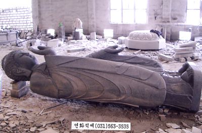 미륵불상 조성중