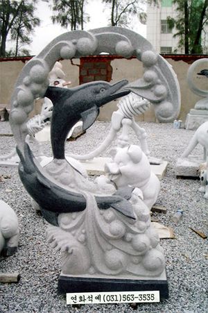 돌고래조각상